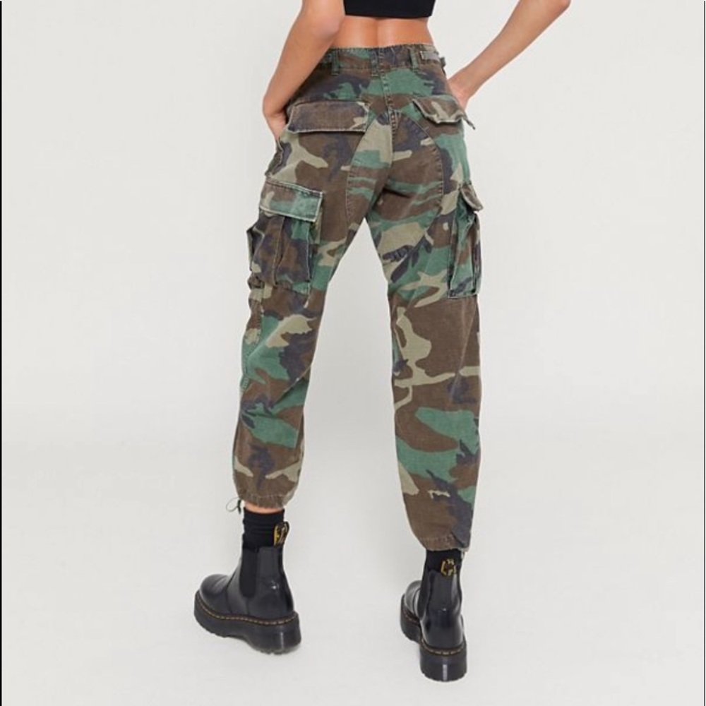 urban outfitters camo pants